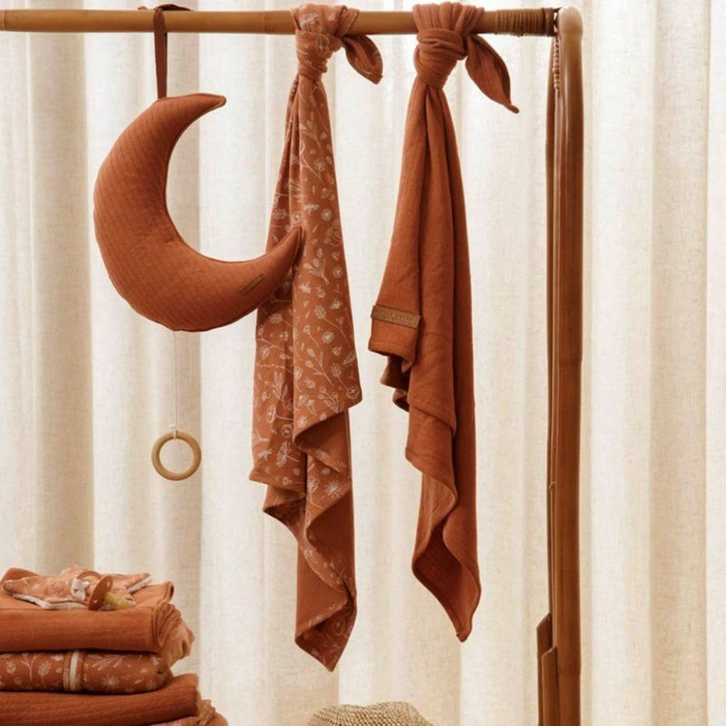 Little Dutch Swaddle Wild Flowers Rust + Pure Rust (70cm X 70cm) 2 Little Dutch Swaddle Wild Flowers Rust + Pure Rust (70cm X 70cm)