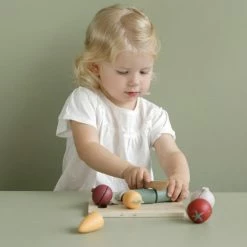 Little Dutch Cutting Vegetables